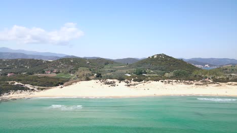 4K-Drohnenclip,-Der-Seitwärts-Hoch-über-Einem-Tropischen-Strand-In-Griechenland-Fliegt