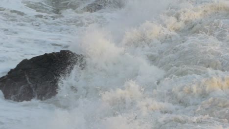 Olas-Durante-Una-Tormenta-En-Cámara-Lenta