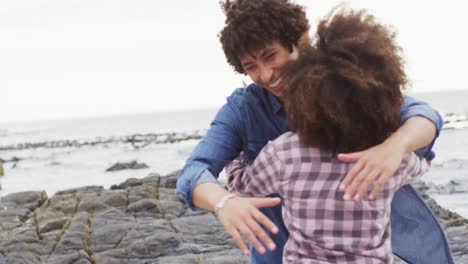 Pareja-Afroamericana-Abrazándose-En-Las-Rocas-Cerca-Del-Mar