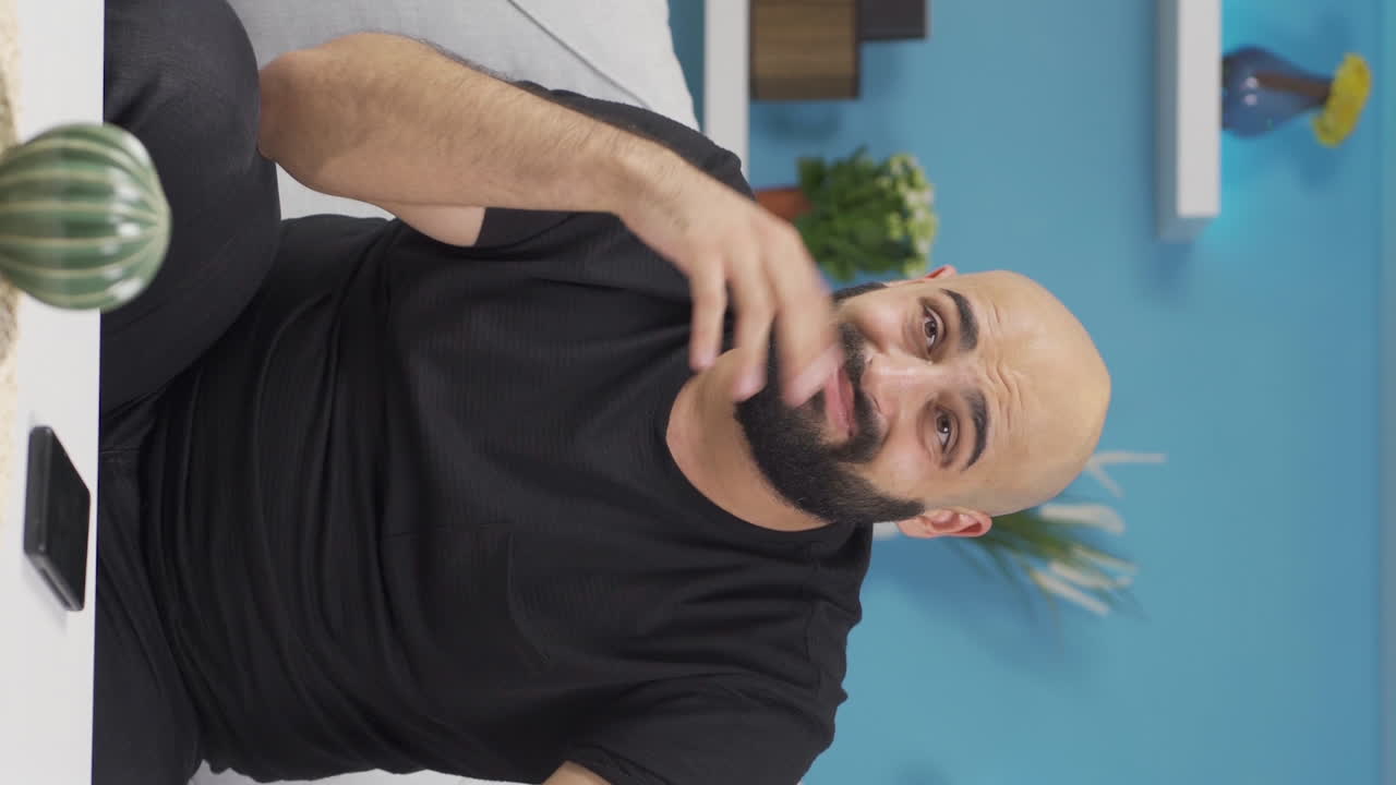 불행하고 불안한 남자의 수직 비디오.