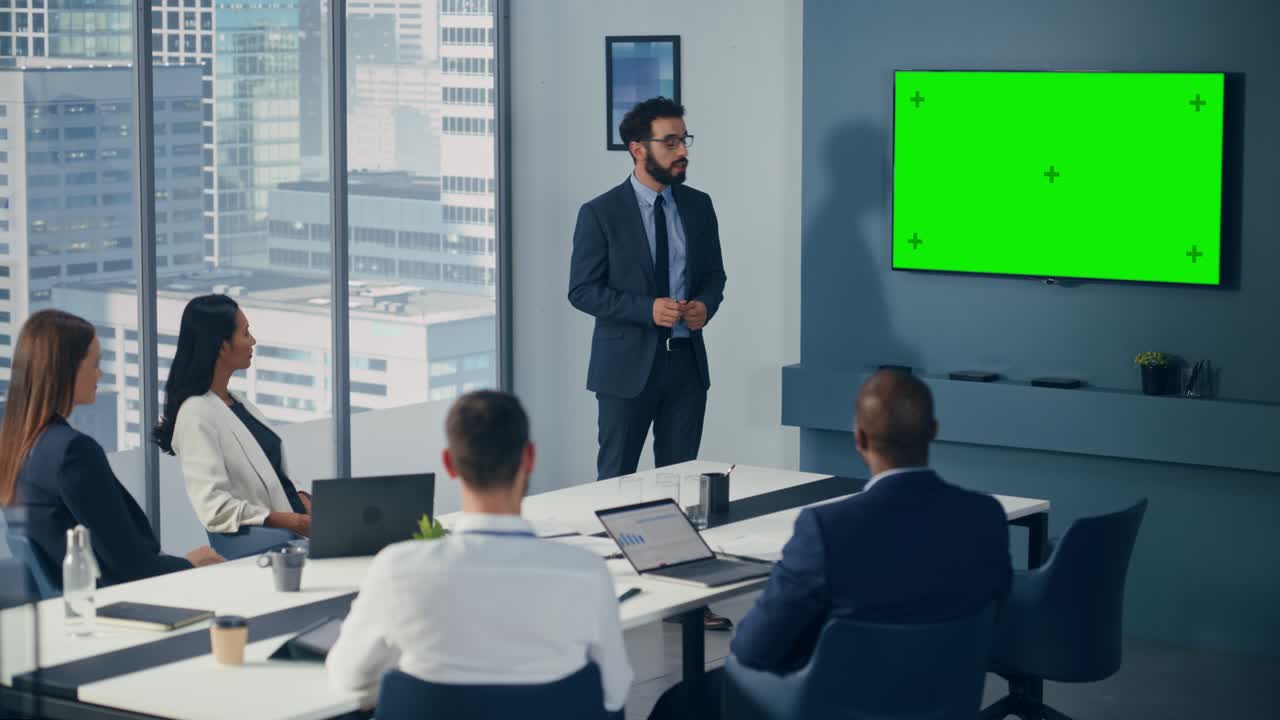 reunión en una sala de conferencias de oficina diversa: el gerente de proyecto masculino utiliza una pantalla verde chroma key wall tv para presentar una oportunidad de inversión para el equipo de inversión. estrategia de producto de comercio electrónico. medio ancho