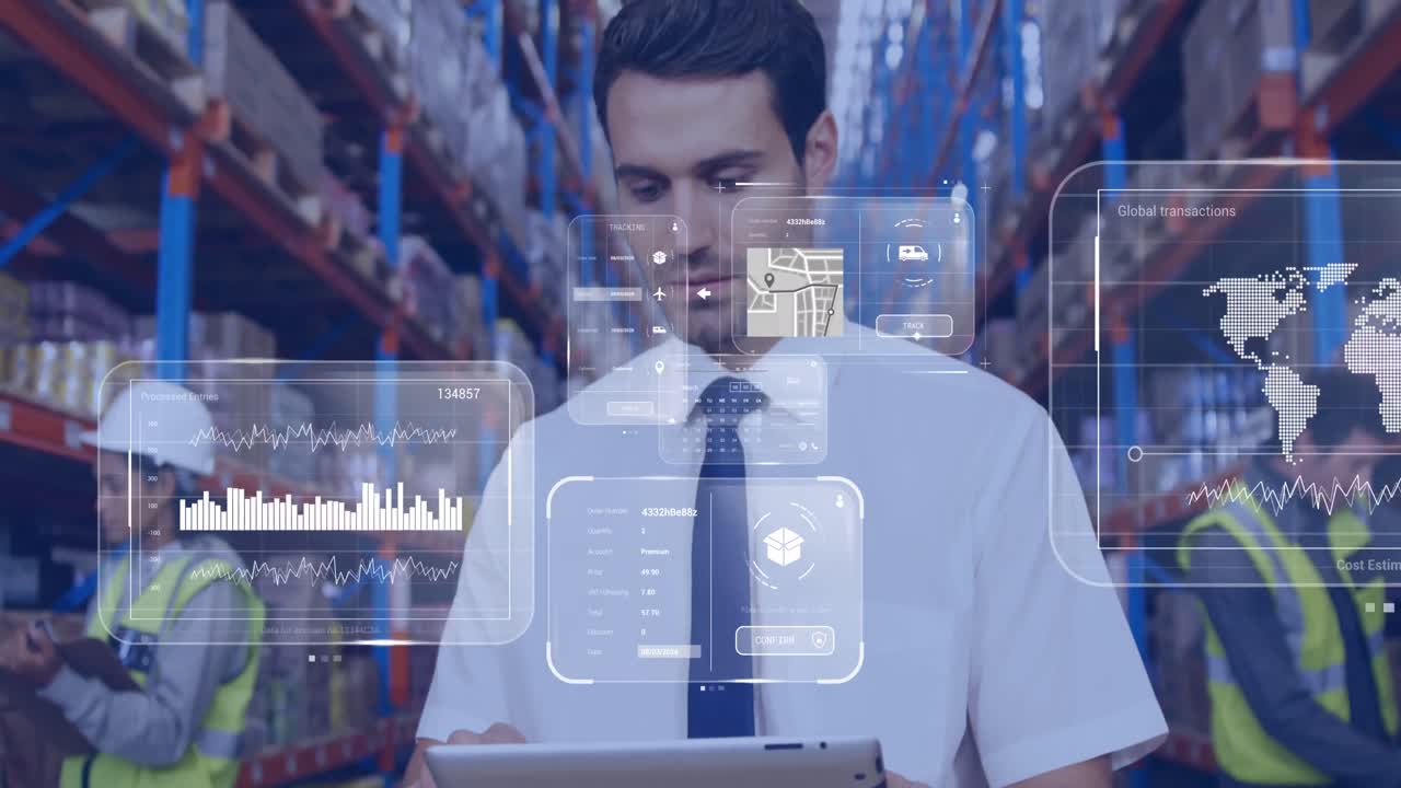 animación del procesamiento de datos en pantallas sobre un hombre caucásico que trabaja en un almacén