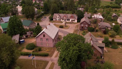 El-Pequeño-Pueblo-De-Staicele-Al-Lado-Del-Río-Salaca