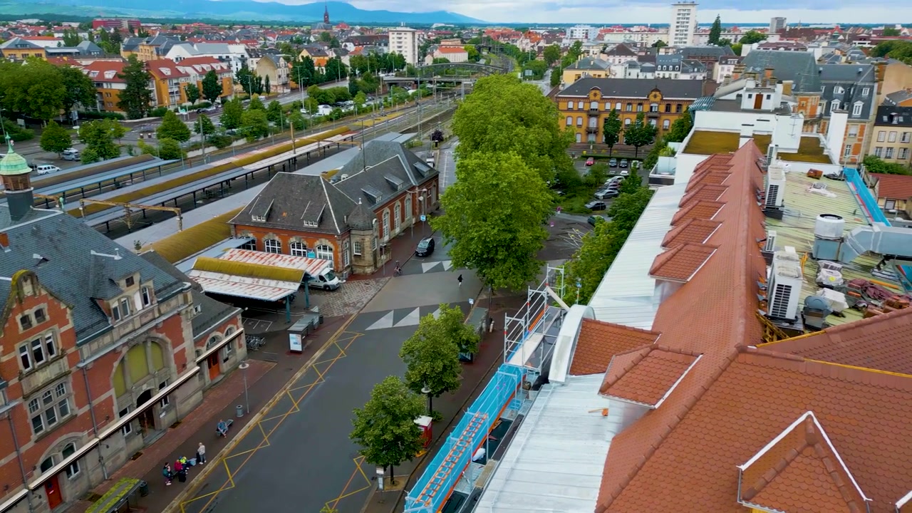 Video drone aereo 4K della stazione ferroviaria di Colmar, Francia.