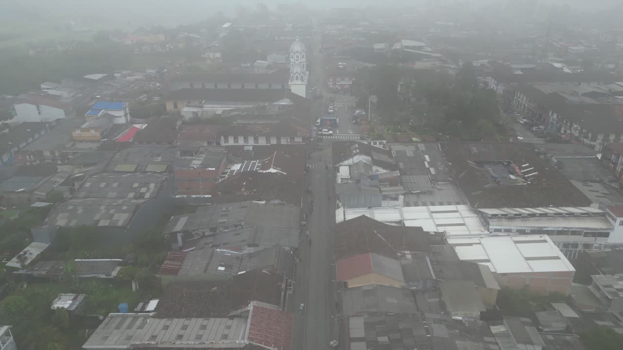 콜롬비아의 디오 부서에 있는 안데스 산맥의 도시 필란디아에 있는 미스티 파르코 볼리바르와 교회 인 파리시오카 인마쿨라다 콘셉션 데 필란디야의 공중 사진