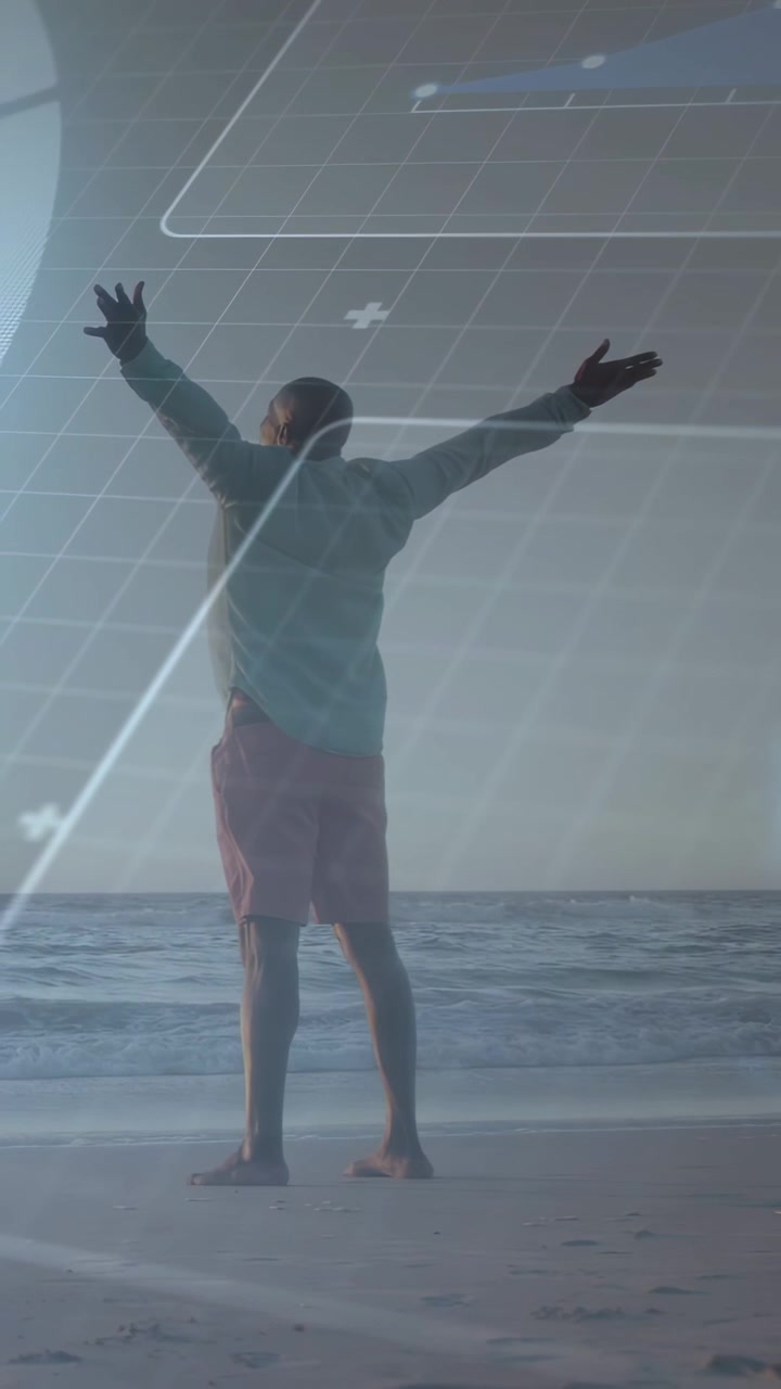 Vídeo vertical: Homem idoso levantando os braços na praia de frente para o oceano enquanto HUD tecnológico cruza o homem buscando calma