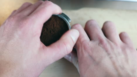 Die-Hand-Nimmt-Den-Kaffeestampfer-Aus-Der-Espressomaschine