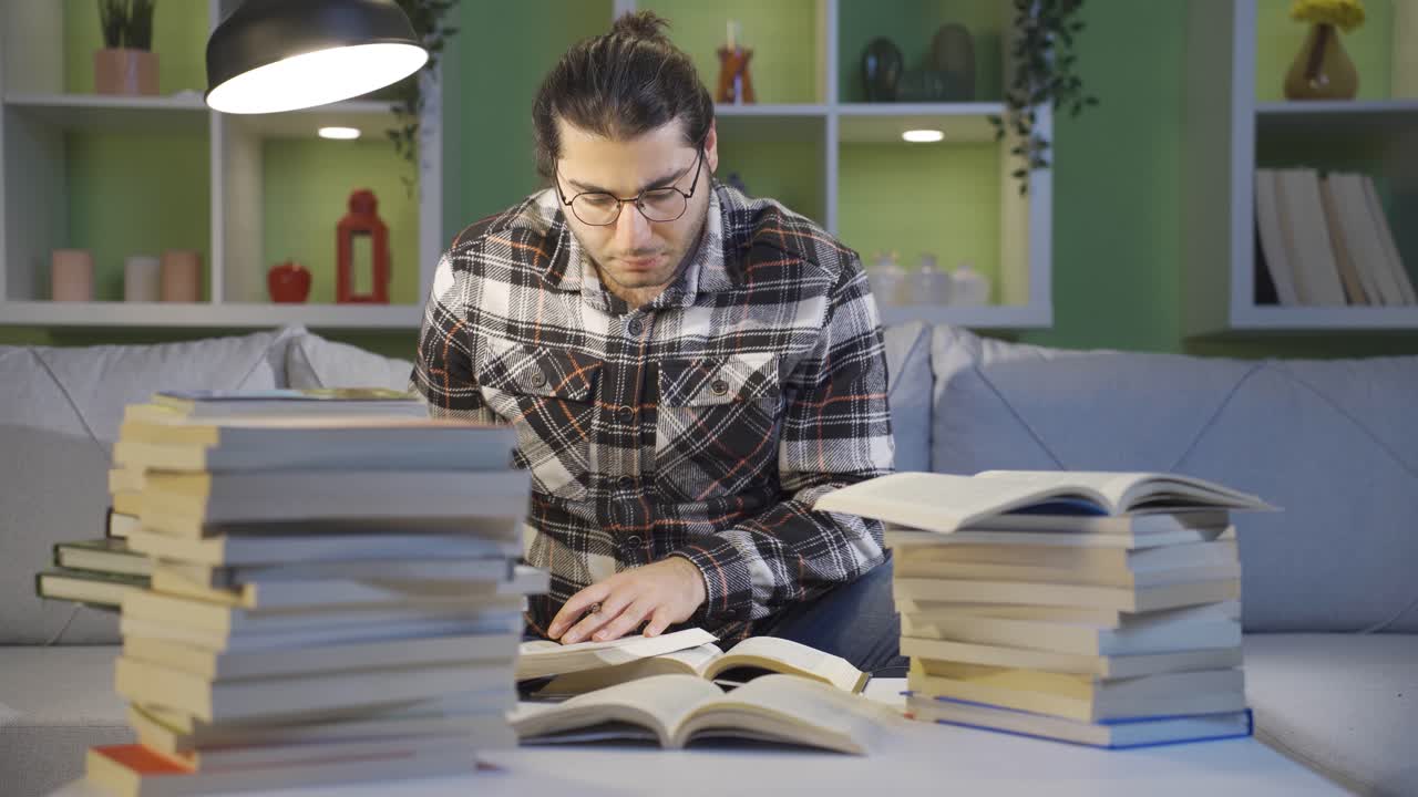 estudiante universitario haciendo un trabajo de investigación.