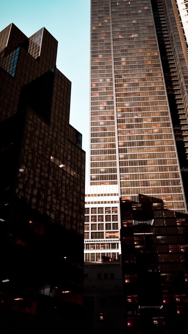 Edifício alto no centro da cidade