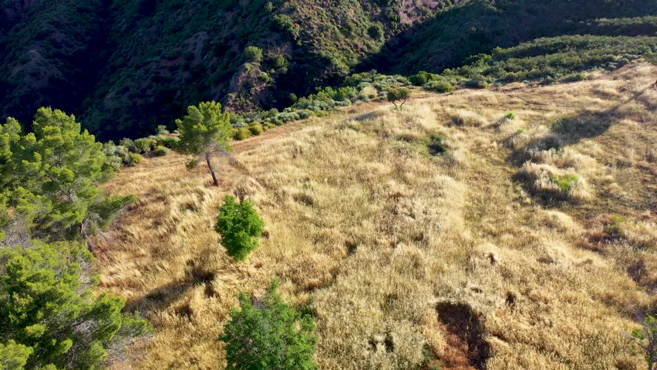 un dron vuela en las montañas cerca de la carretera del lago hughes en castaic, california