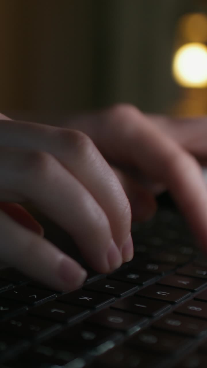 женщина, пишущая на ноутбуке ночью.