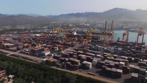 pila de contenedores intermodales en el puerto de manzanillo, méxico
