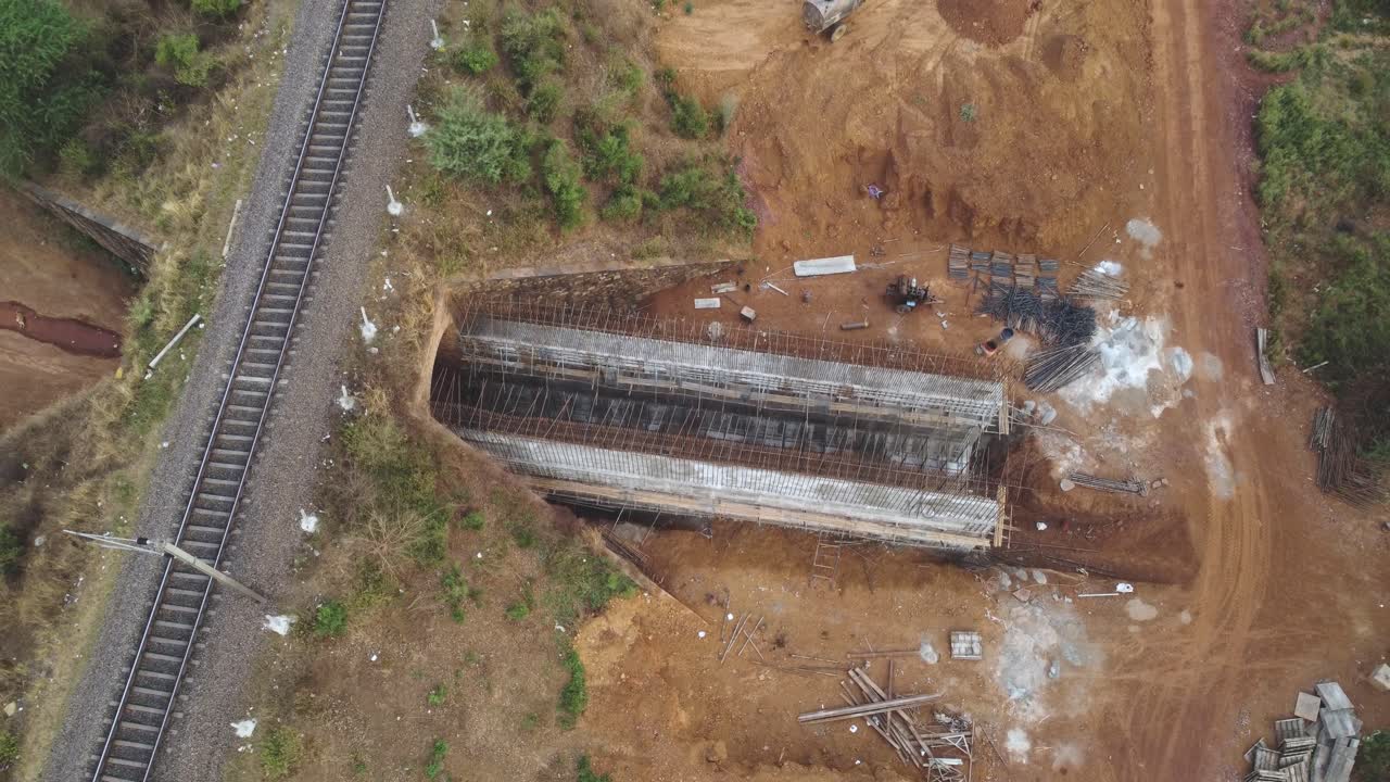 en construcción proyecto de línea ferroviaria toma aérea de drones