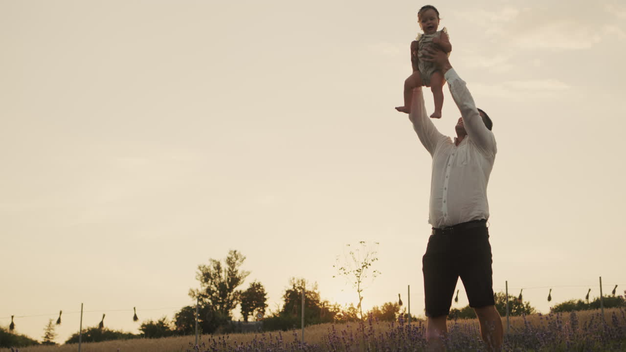 padre feliz jugando con su hija pequeña