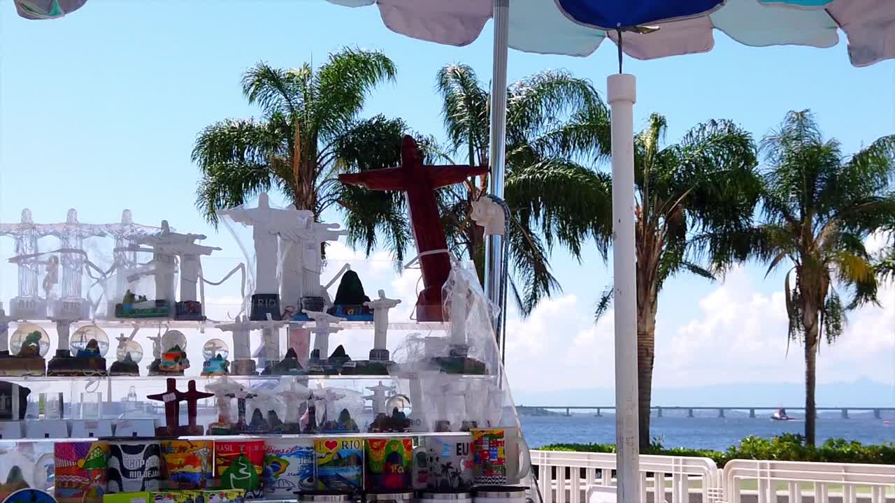 브라질 리오데자네이로 (rio de janeiro) 에서 관광객들에게 상품을 판매하는 브라질의 거리 판매자