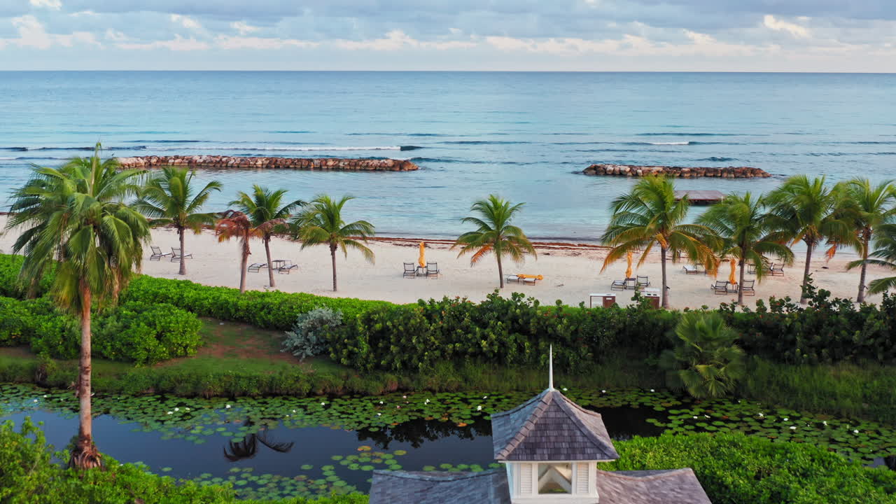 tiro temprano en la mañana de la playa tropical vacía en montego bay, jamaica