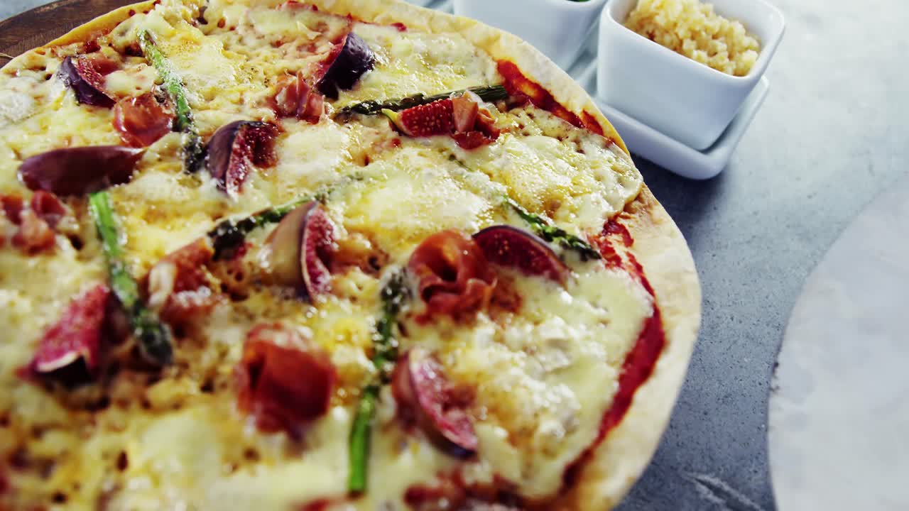 выпеченная пицца с инжирной начинкой