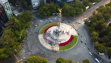 una excelente toma en perspectiva del angel de la independencia en el atardecer y con movimiento