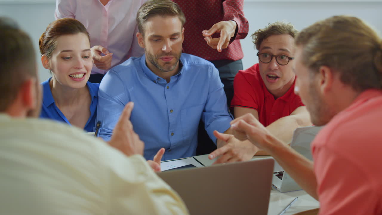 비즈니스 파트너들이 승리를 축하하는 사무실, 창의적인 사람들이 단결을 보여주는 사무실.