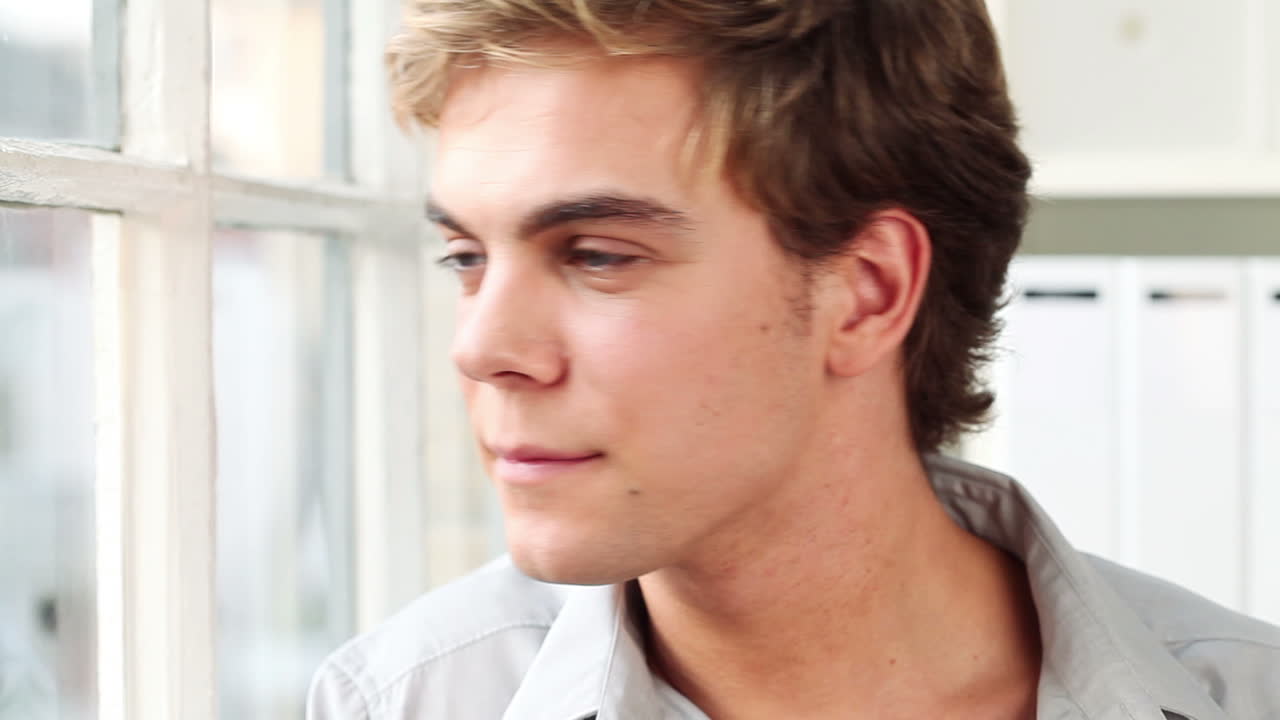 창밖을 바라보는 행복한 남자