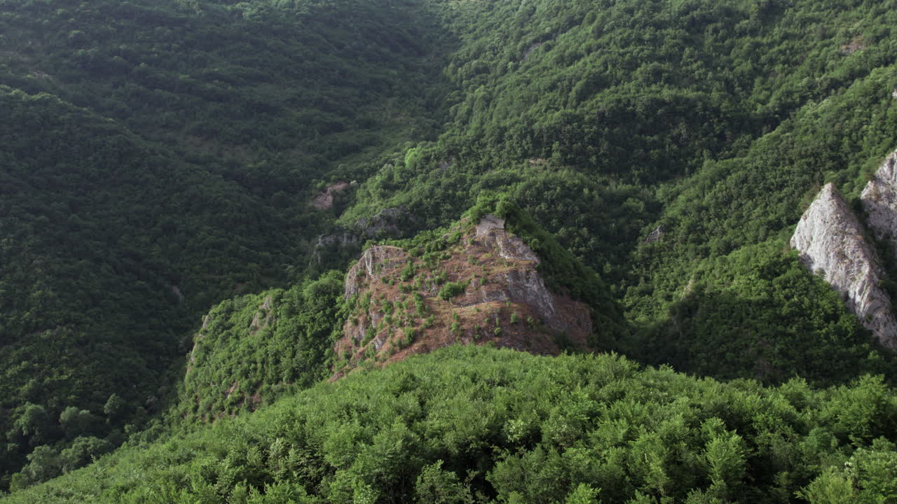 vista aérea de las ruinas de la fortaleza de komotin en medio de un bosque