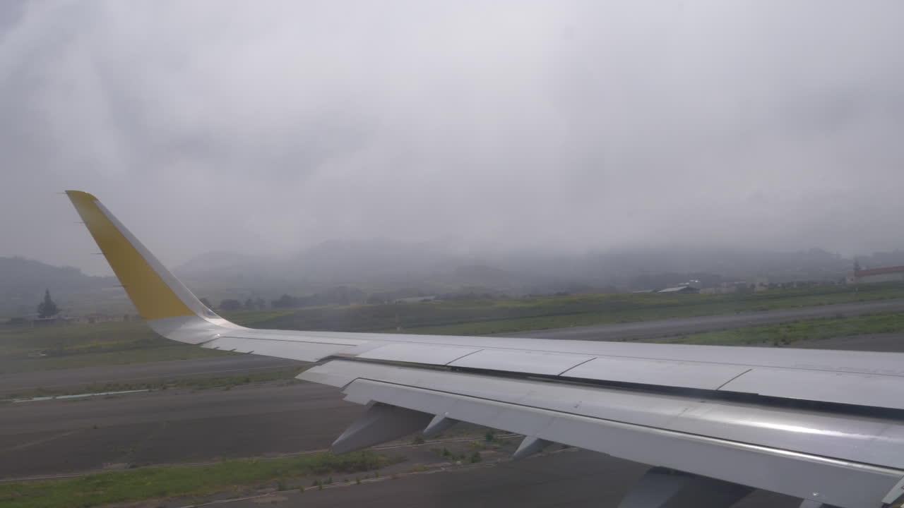 ala de avión despegando en un día nublado