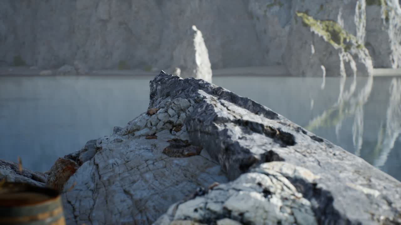 деревянные бочки с морской рыбой на песчаном пляже