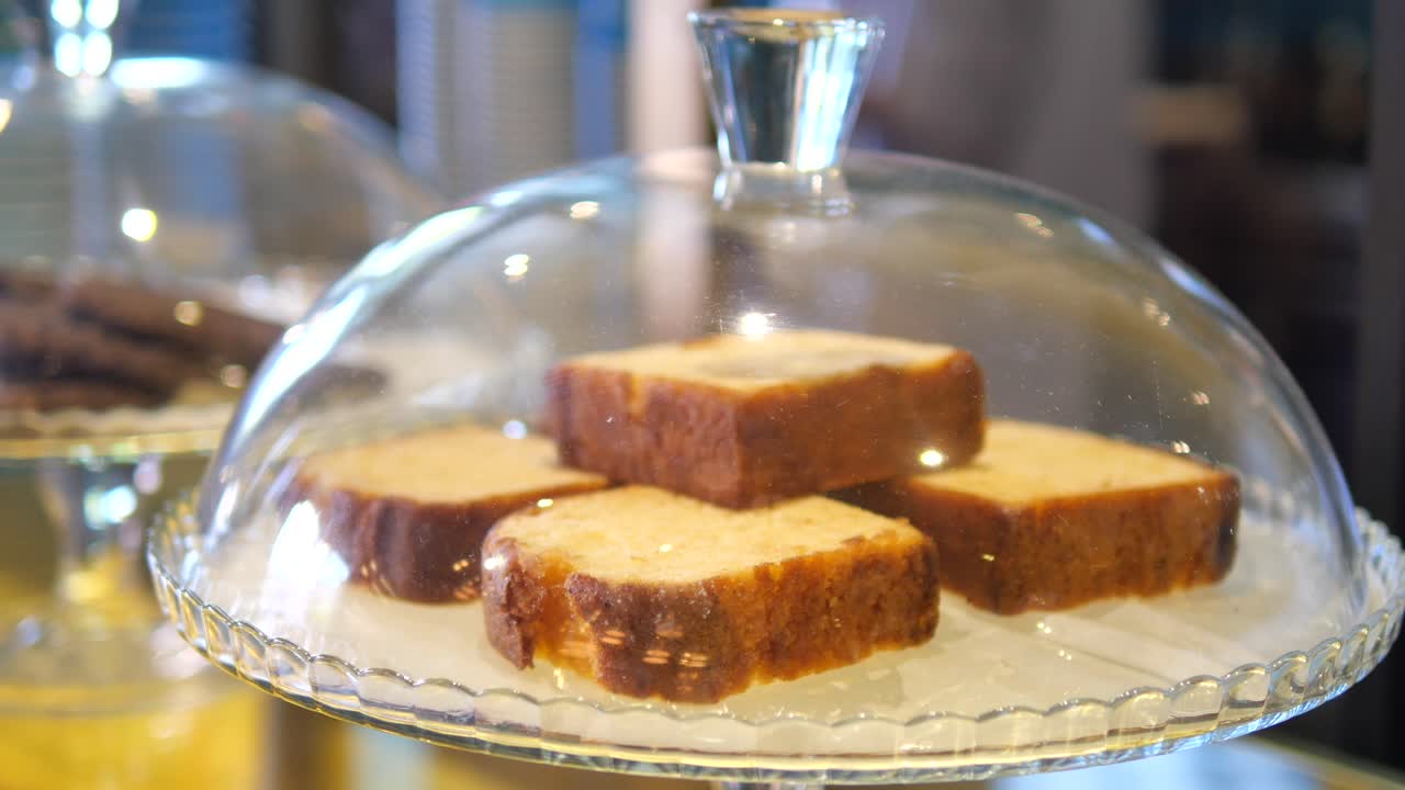 베이커리 에서 유리  디스플레이 에 새로 구운 케이크 의 근접