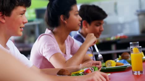 escolares almorzando juntos 4k