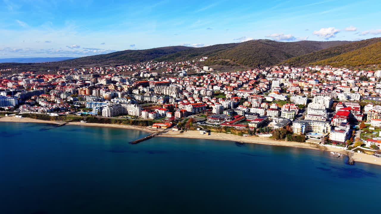 Beyaz binaları ve Karadeniz’in kumlu kıyı şeridi boyunca uzanan kırmızı çatılı Sveti Vlas tatil beldesinin panoramik hava fotoğrafı