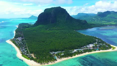 Vista-Aérea-Del-Panorama-De-La-Isla-Mauricio-Y-La-Famosa-Montaña-Le-Morne-Brabant,-Hermosa-Laguna-Azul-Y-Cascada-Submarina