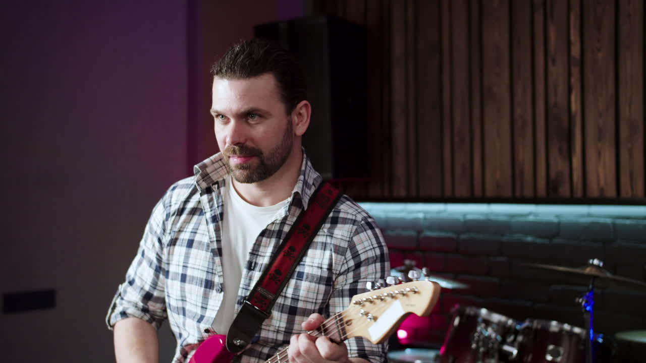 músico en el estudio