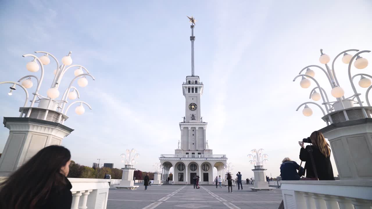 строительство морского порта с людьми