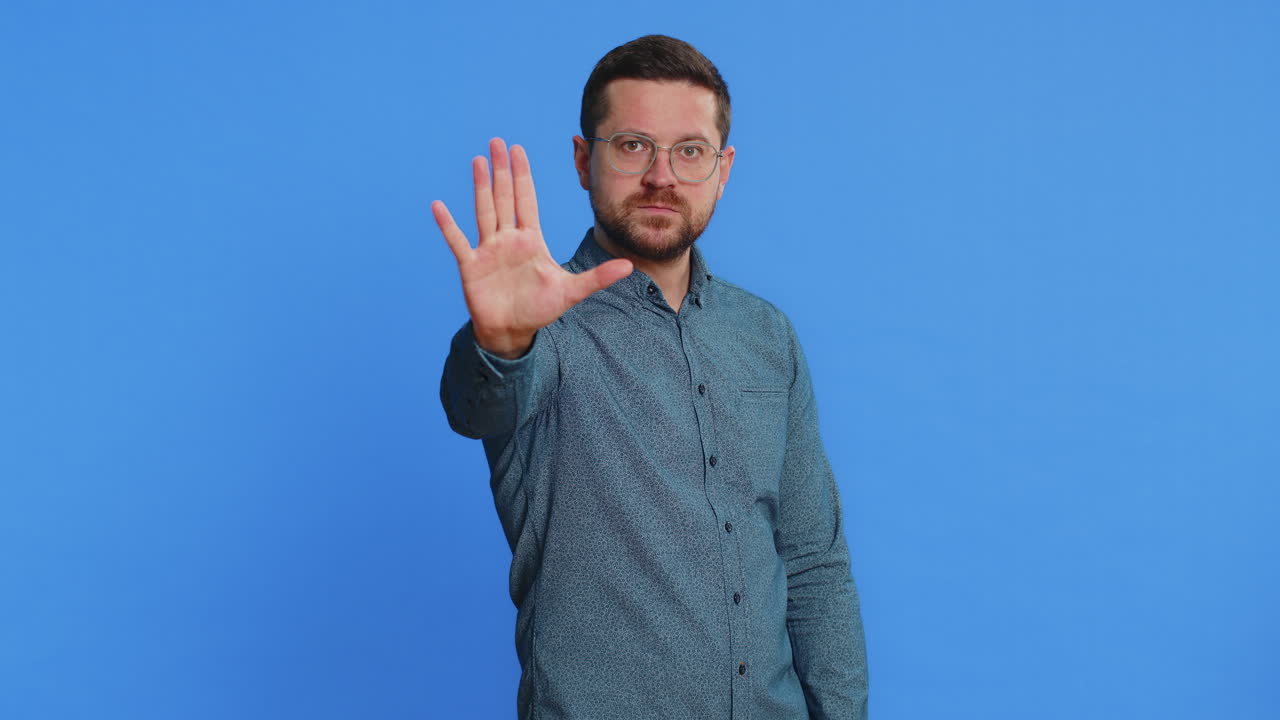 hombre dice no sostiene la palma plegada manos cruzadas en stop gesto advertencia de final acceso prohibido