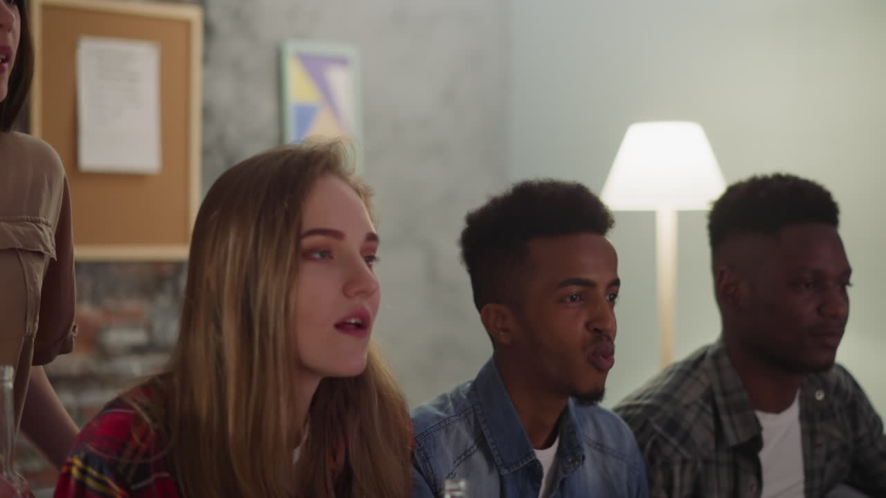 los fanáticos del béisbol saltan del sofá felices por el gol final.