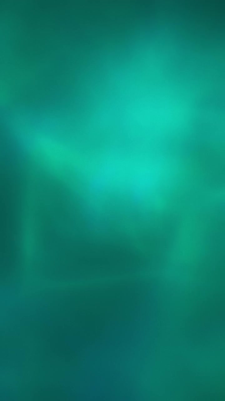 Luci verde acqua ondulate che scorrono in un motivo astratto. Sfondo verticale.