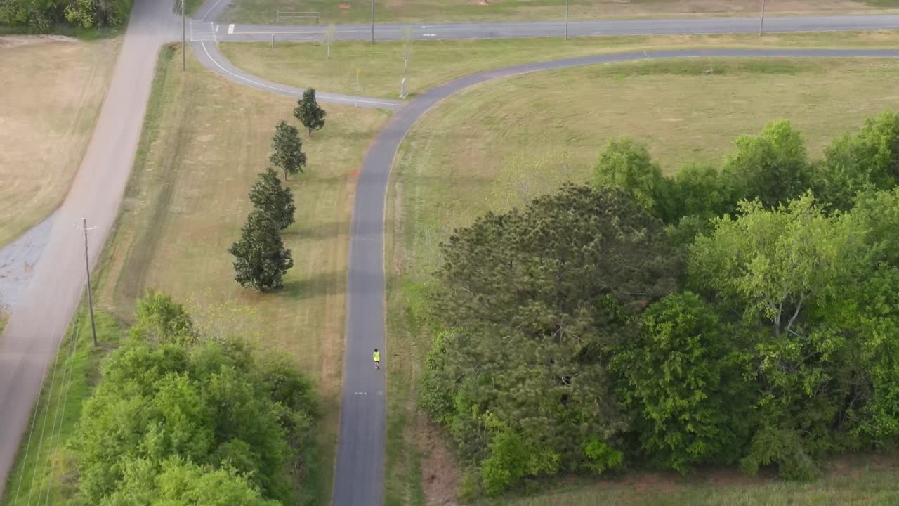 corredor líder acercándose a la línea de meta de 5k