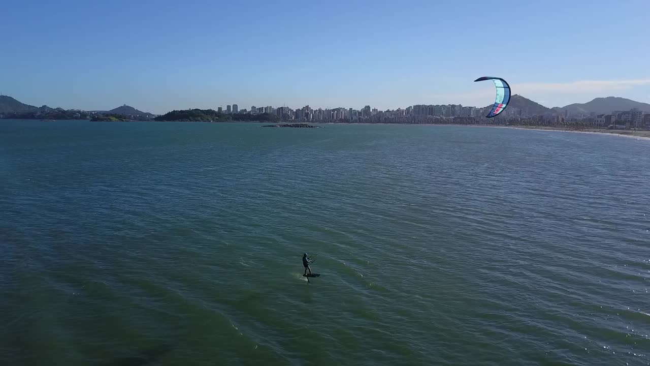 kite foil na praia de camburi, em vitória, espírito santo, brasil
