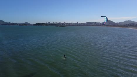 Kite-foil-na-praia-de-Camburi,-em-Vitória,-Espírito-Santo,-Brasil