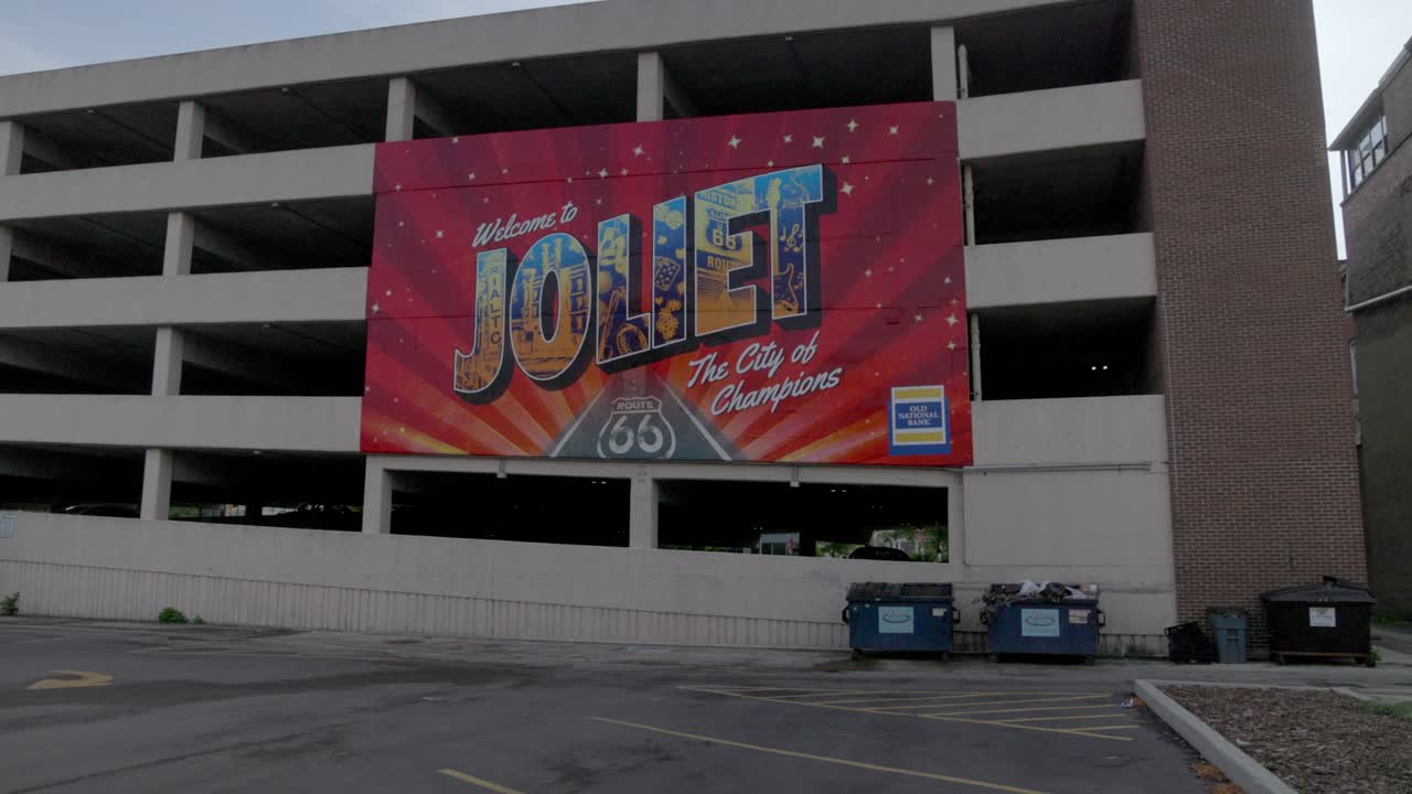 para dar la bienvenida a joliet, la ciudad de los campeones firmar en joliet, illinois con video gimbal caminando hacia adelante