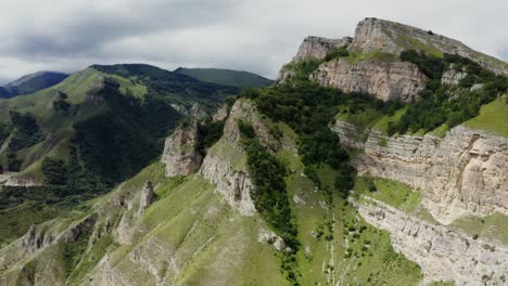 paisaje montañoso con vegetación exuberante