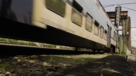tren pasando por encima de un puente