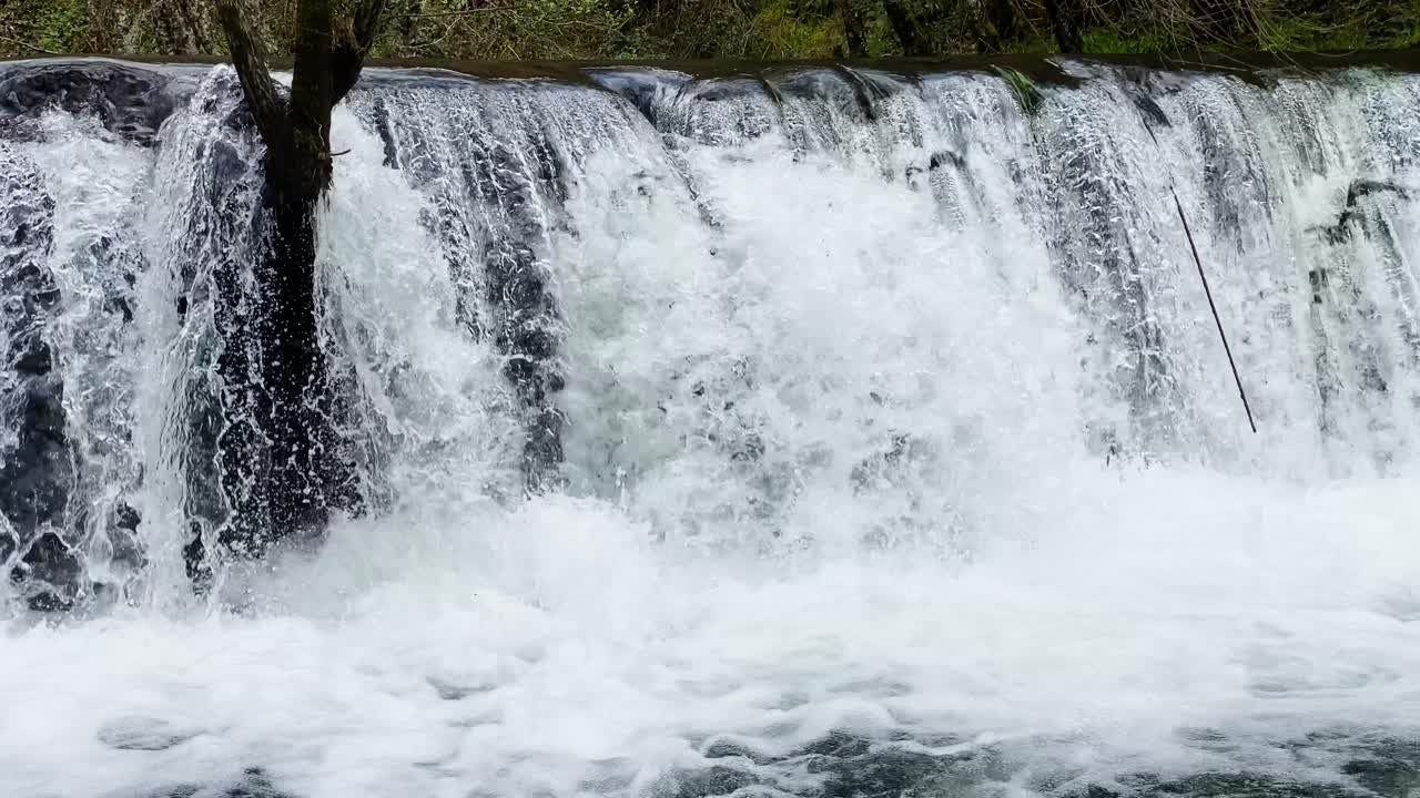Mohutný tok vodopádu Prado v Ourense, Galicie