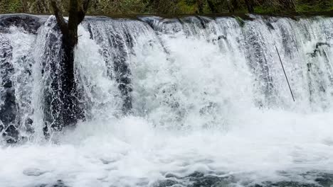 Flujo-Vigoroso-De-La-Cascada-Del-Prado-En-Ourense,-Galicia