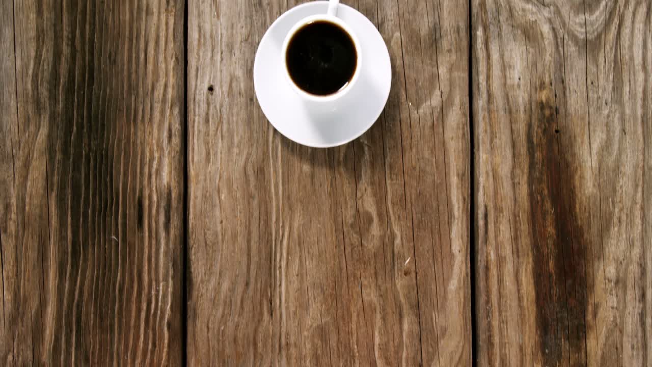 una taza de té con platillo