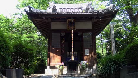 small shrine in zozo-ji tokyo tower park