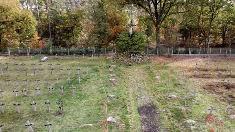 Eine-Christusstatue-Auf-Einem-Verlassenen-Friedhof