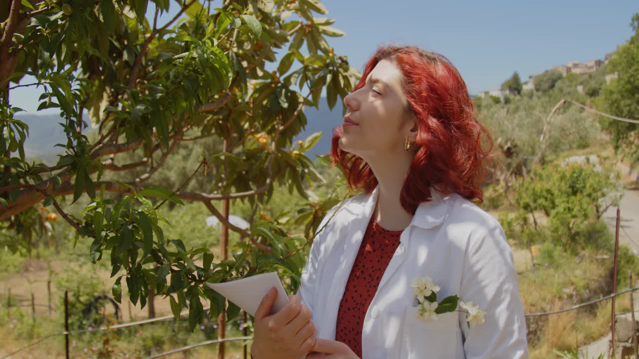 농학자 여성은 식물의 품질을 확인합니다.