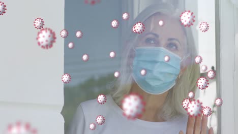 animación de células de virus con una mujer caucásica mayor con máscara facial