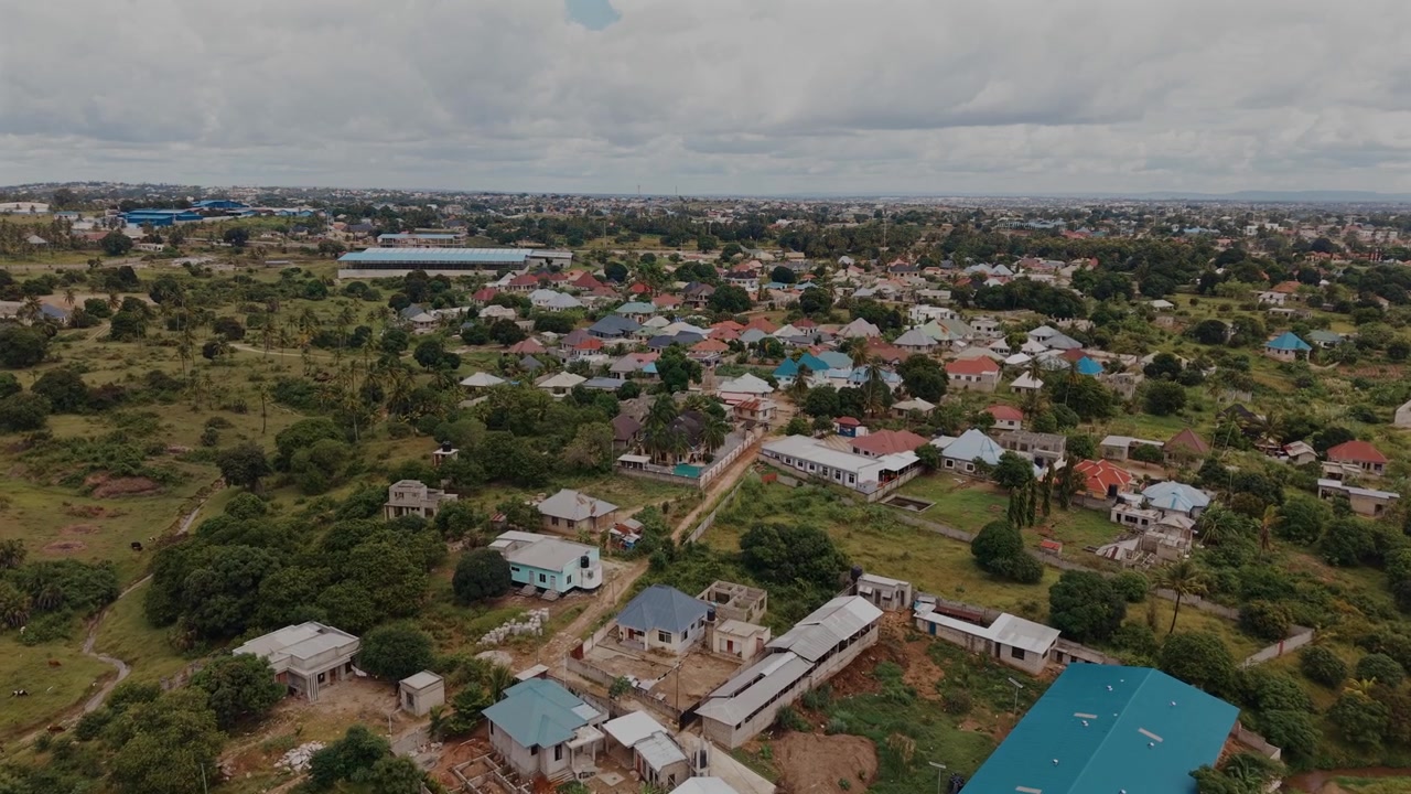 Insediamento residenziale a Kibada, Kigamboni, Dar es Salaam che mostra lo sviluppo abitativo e l'espansione